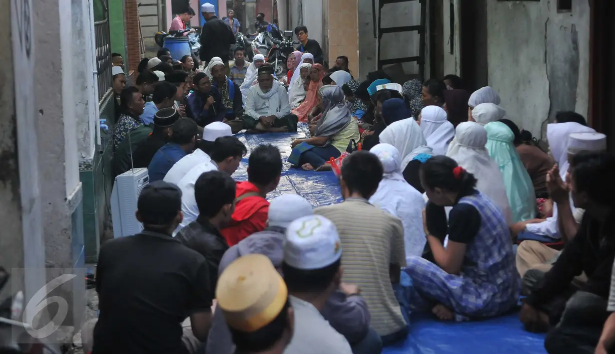 Warga tampak khusuk berdoa di gang sempit permukiman Kampung Akuarium, Penjaringan, Jakarta, Senin (11/4). Doa bersama dilakukan jelang penertiban Pasar Ikan, Aquarium dan kampung Luar Batang, Penjaringan, oleh Pemprov DKI (Liputan6.com/Gempur M Surya)