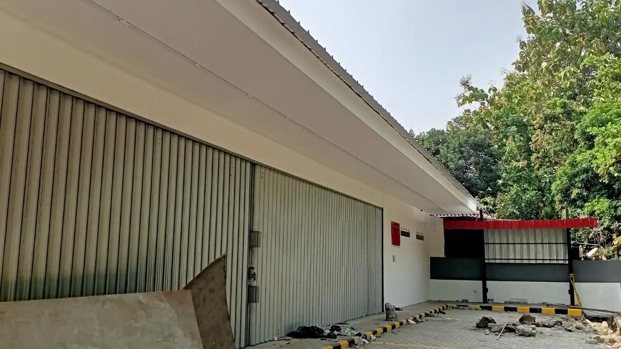 Camat Jagakarsa Santoso memberikan penjelasan soal disegelnya minimarket Alfamidi di Jalan Timbul IV, Cipedak, Jagakarsa, Jakarta Selatan.