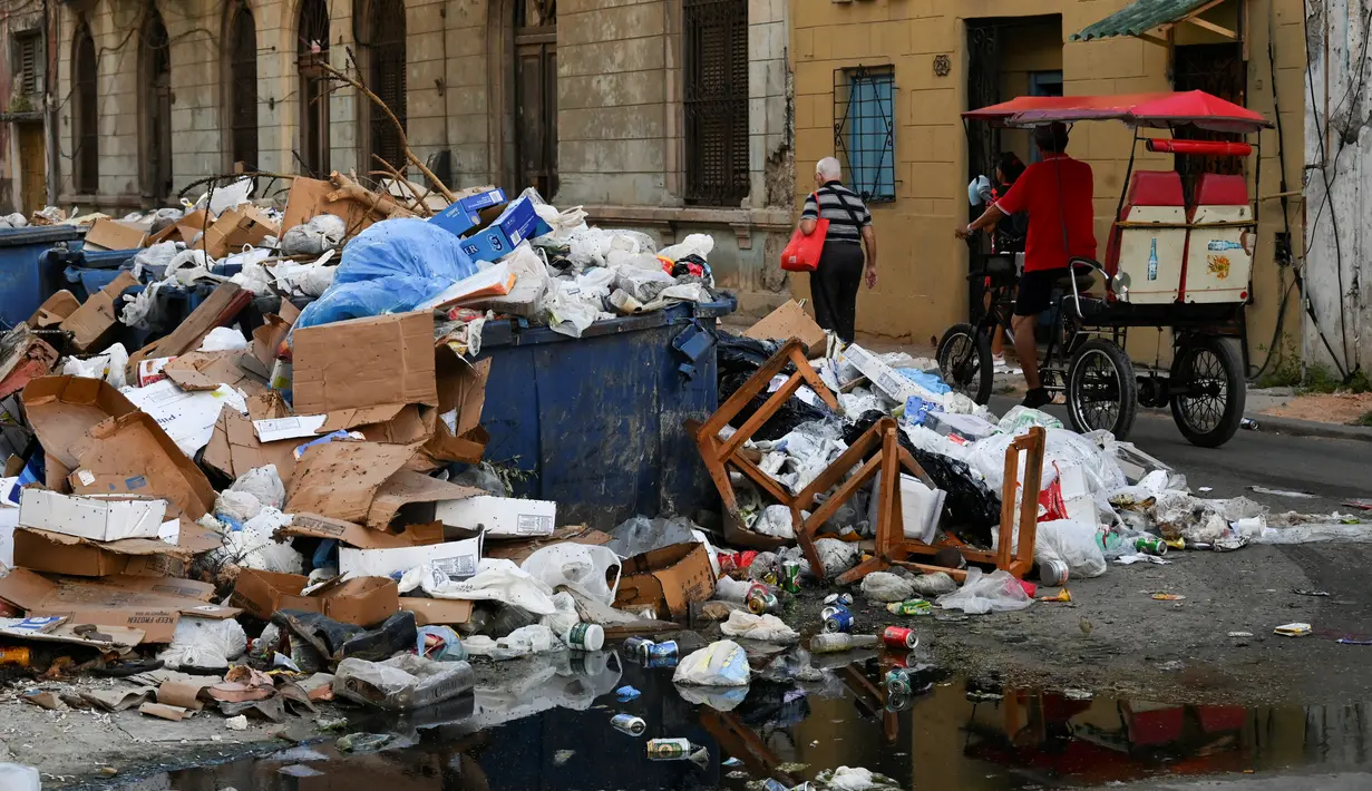 Tumpukan sampah di jalanan menimbulkan bau busuk dan mengundang kerumunan lalat di beberapa bagian kota berpenduduk 2,1 juta jiwa ini, yang memiliki tiga tempat pembuangan sampah terbuka. (YAMIL LAGE / AFP)