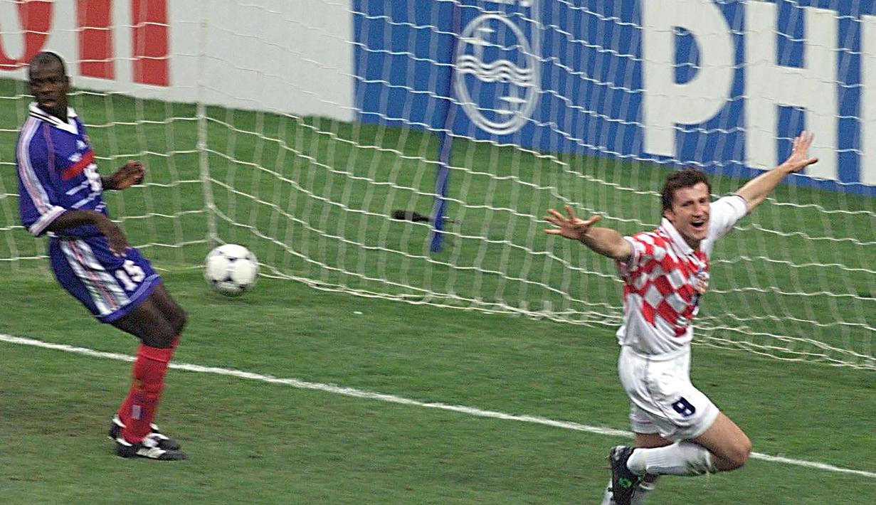Di babak semifinal (8/7/1998), Kroasia akhirnya takluk dari Prancis dengan skor tipis 1-2. Sempat unggul lewat gol Davor suker di awal babak kedua, namun tuan rumah cepat merespon untuk menyamakan skor 1-1 hanya berselang 1 menit memalui Lilian Thuram. Akhirnya Prancis memastikan kemenangan 2-1 lewat gol kedua Lilian Thuram pada menit ke-70. Kroasia pun tersingkir di semifinal dan berhak memperebutkan posisi ketiga menghadapi Belanda. (AFP/Pascal George)