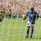 Roberto Baggio tertunduk lesu setelah tendangan penaltinya melambung di atas mistar gawang Brasil pada final Piala Dunia 1994 di   Stadion Rose Bowl, Amerika Serikat. Italia kalah 2-3. (OMAR TORRES / AFP)