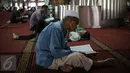 Umat muslim membaca kita suci Alquran di Masjid Istiqlal, Jakarta, Kamis (18/6/2015). Kegiatan ini dilakukan untuk beristirahat sambil menanti waktu berbuka puasa. (Liputan6.com/Faizal Fanani)