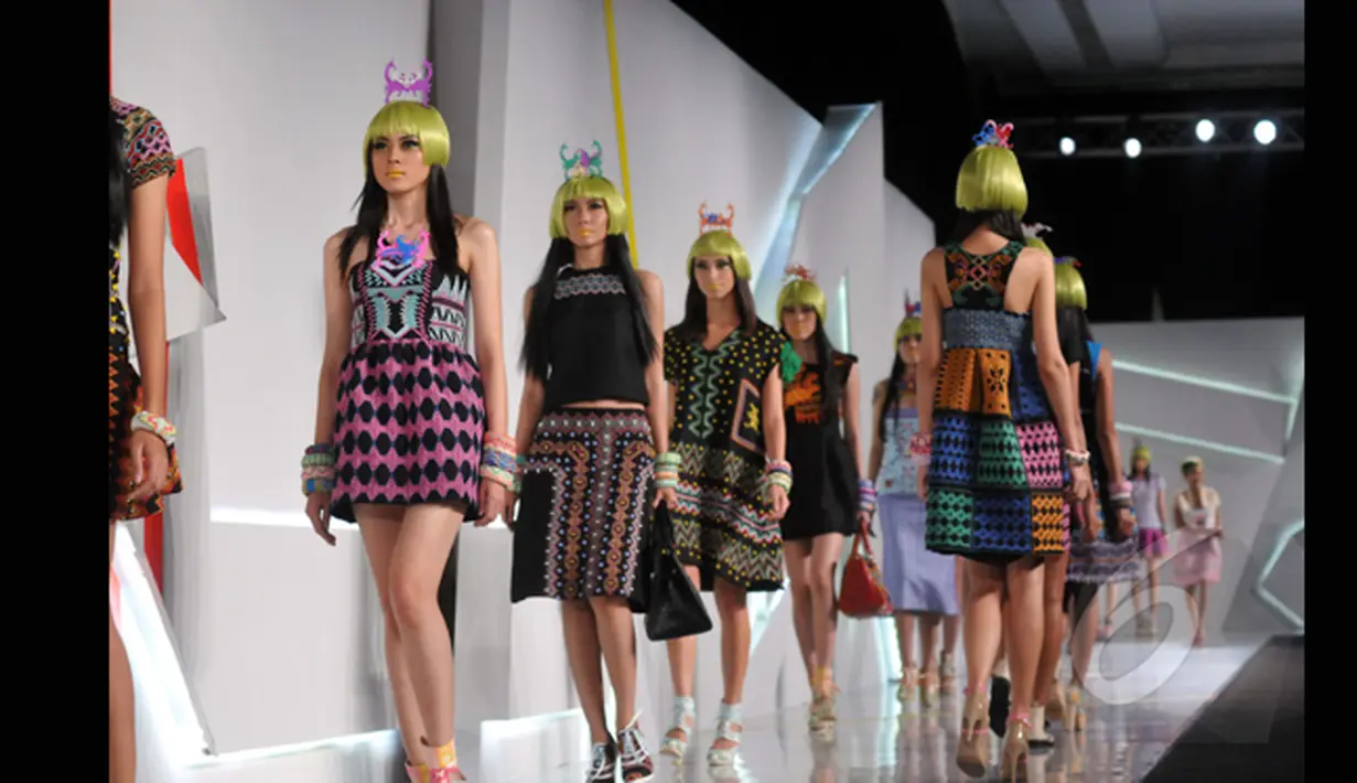 Model berjalan diatas catwak saat memperagakan koleksi terbaru desainer Lenny Agustin yang bertema Borneo off Beat dalam Indonesia Fashion Week 2015 di JCC Senayan, Jakarta, Sabtu (28/2). (Liputan6.com/Panji Diksana)