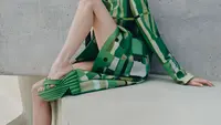 Intip juga sandal Rainbow ikonik Ferragamo, yang pertama kali dirancang untuk Judy Garland pada tahun 1938, kini hadir
ditafsirkan ulang oleh Davis. Dalam bentuk mules dengan detail open toe tanpa ankle straps, terlihat jelas semangat kemewahan khas Hollywood yang beroktan tinggi, dibingkai ulang dengan santai, dan modern. / Foto dok : Ferragamo.