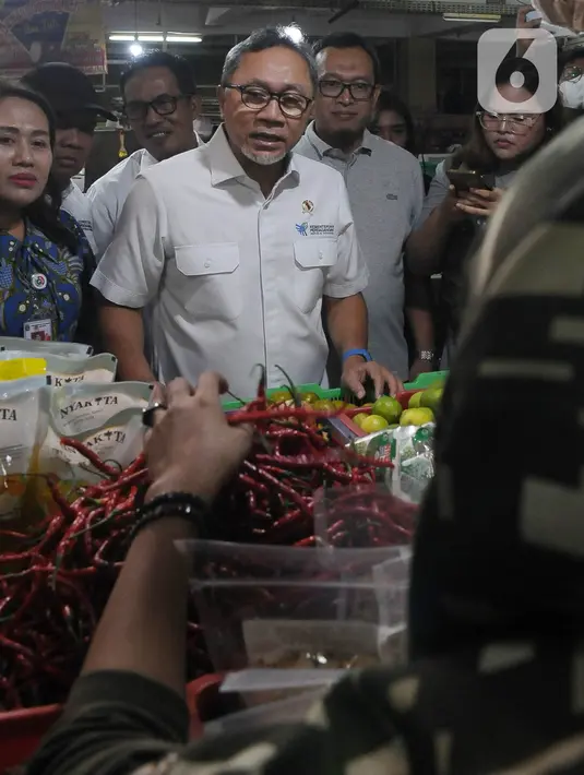Sejumlah bahan pokok mengalami kenaikan harga, salah satunya cabai keriting mencapai Rp100.000 per kilogram (kg) dari sebelumnya Rp80.000 per kg. (merdeka.com/Imam Buhori)