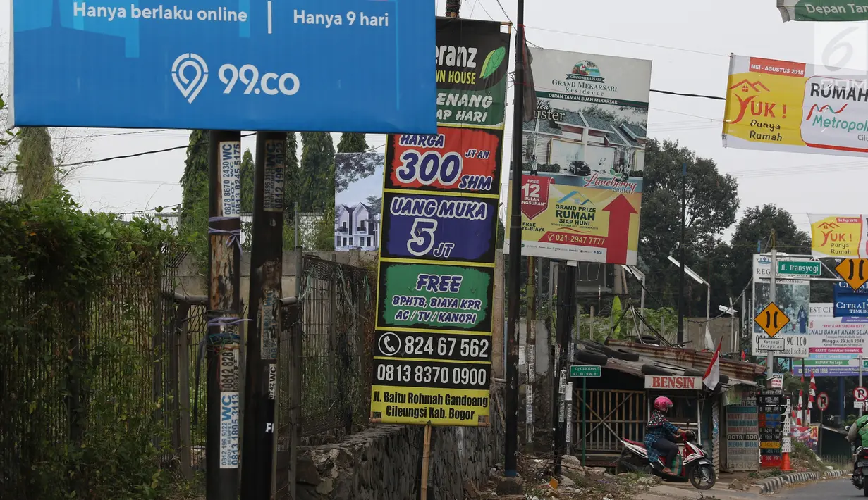 Spanduk iklan penjualan properti menghiasi ruas jalan di kawasan Cibubur, Jakarta, Minggu (26/8). Kebanyakan spanduk yang mempromosikan perumahan mewah ini ilegal dinilai menyalahi aturan. (Liputan6.com/Immnuel Antonius)
