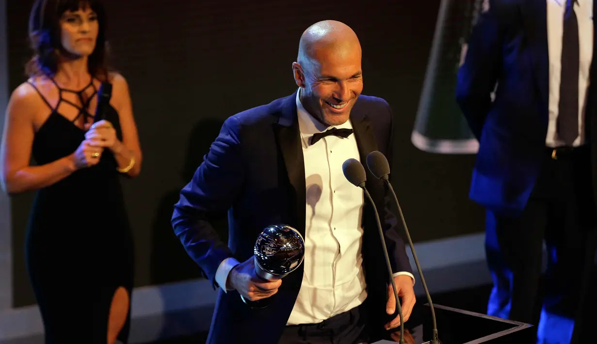Senyum Zinedine Zidane saat memberi sambutan setelah meraih penghargaan pelatih terbaik pada acara The Best FIFA Football Awards 2017 di London, Inggris (23/10). Ini menjadi gelar pertama Zidane menjadi pelatih terbaik dunia. (AP Photo/Alastair Grant)