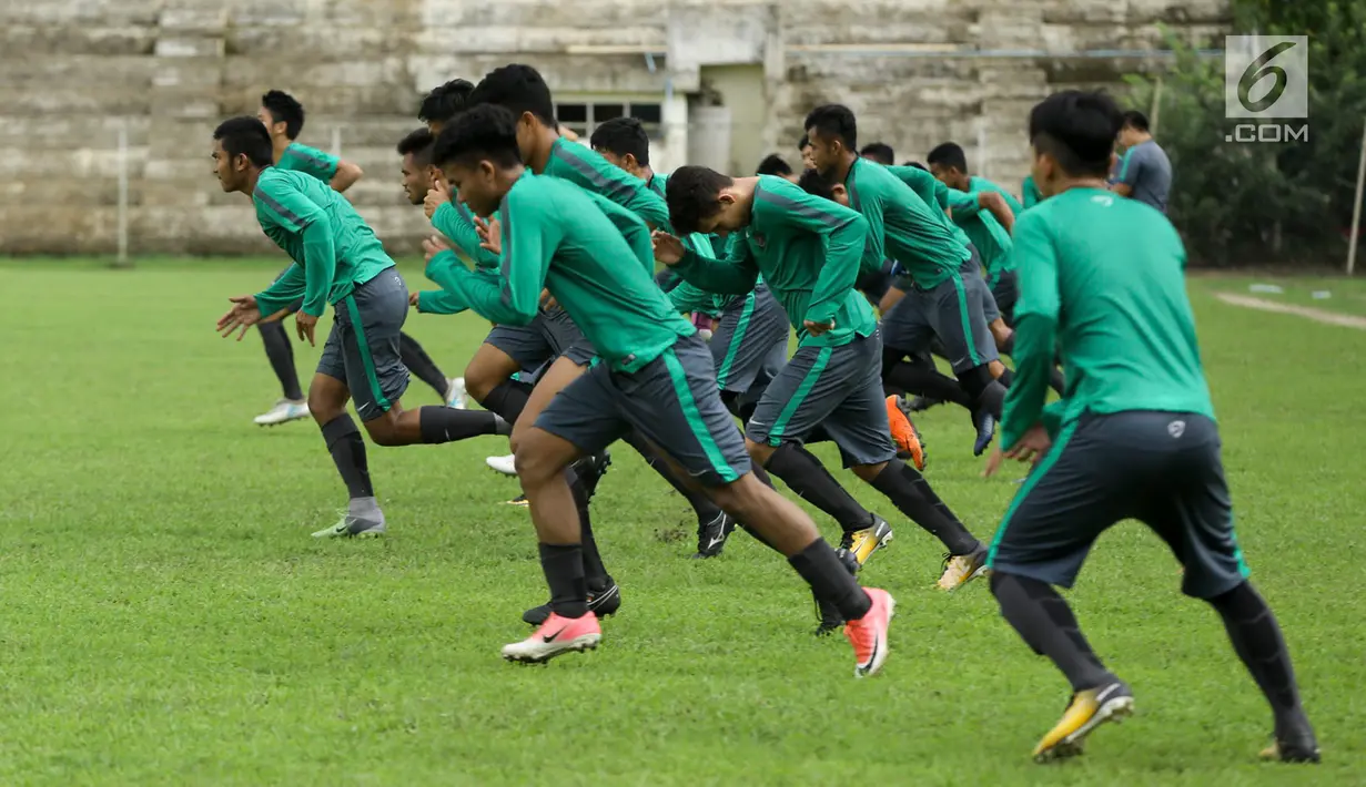 Timnas Indonesia U-19 kembali jalani latihan di Stadion Pandomar, Yangon, Minggu (10/9). Latihan ini ditujukan sebagai persiapan menghadapi Vietnam yang akan bertanding pada 2017 pada Senin (11/9) mendatang. (Liputan6.com/Yoppy Renato)