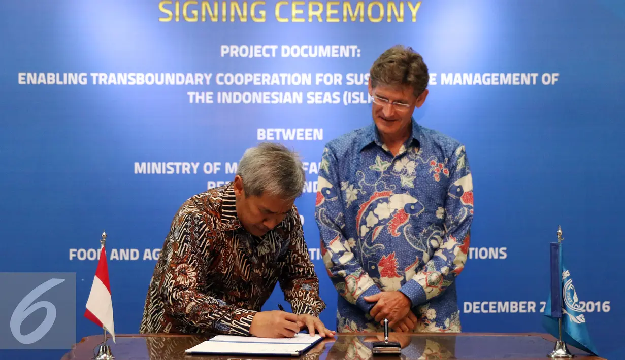 Sjarief Widjaja (kiri) bersama Mark Smulders saat menandatangani proyek kerjasama di Jakarta, Rabu (28/12). Kerjasama ini untuk memperkuat hubungan regional dalam mengelola perairan yang termasuk dalam kawasan (ISLME). (Liputan6.com/Helmi Fithriansyah)