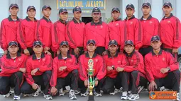 Citizen6, Jakarta: Tim Dayung Kolinlamil kembali menorehkan prestasinya dengan meraih juara umum dalam Lomba Dayung tingkat internasional Tanjung Pinang Dragon Boat Race 2012, di Tanjung Pinang, Senin (8/10). (Pengirim: Dispenkolinlamil).