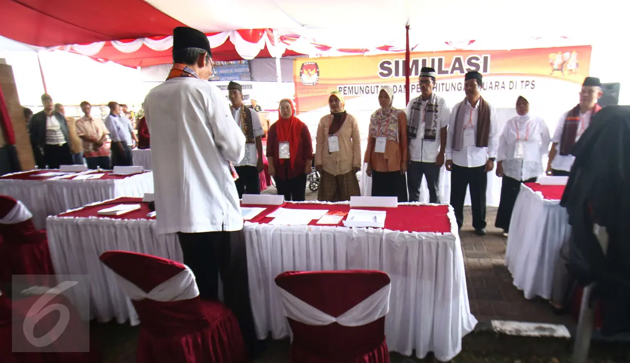 Panitia saat melakukan simulasi Pemungutan Suara di Pulau Pramuka, Kepulauan Seribu, Jakarta, Sabtu (4/2). Simulasi dilakukan demi menjaga ke utuhan prosedur yang ditentukan KPU RI. (Liputan6.com/Helmi Afandi)