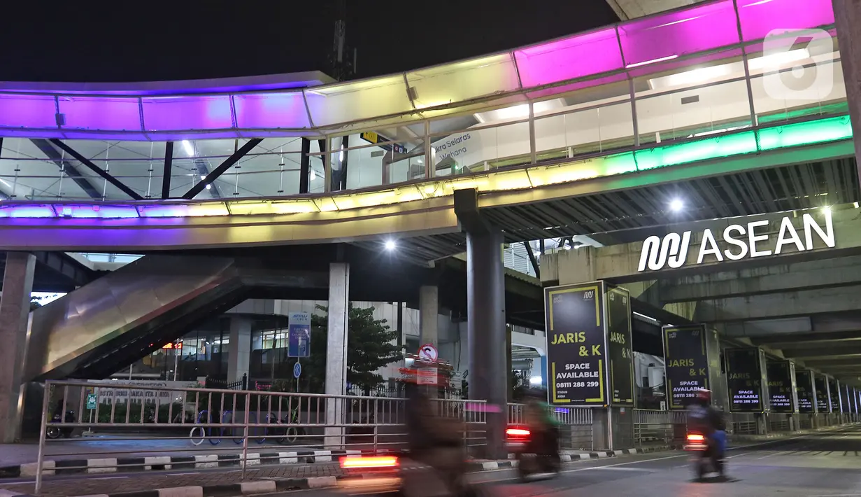 Cahaya warna-warni menghiasi Halte Transjakarta Centrale Stichting Wederopbouw (CSW) di kawasan Kebayoran Baru, Jakarta, Kamis (29/07/2021). Skybridge yang mengintegrasikan Halte Transjakarta CSW dengan Stasiun MRT Asean ditargetkan rampung tahun ini. (Liputan6.com/Herman Zakharia)