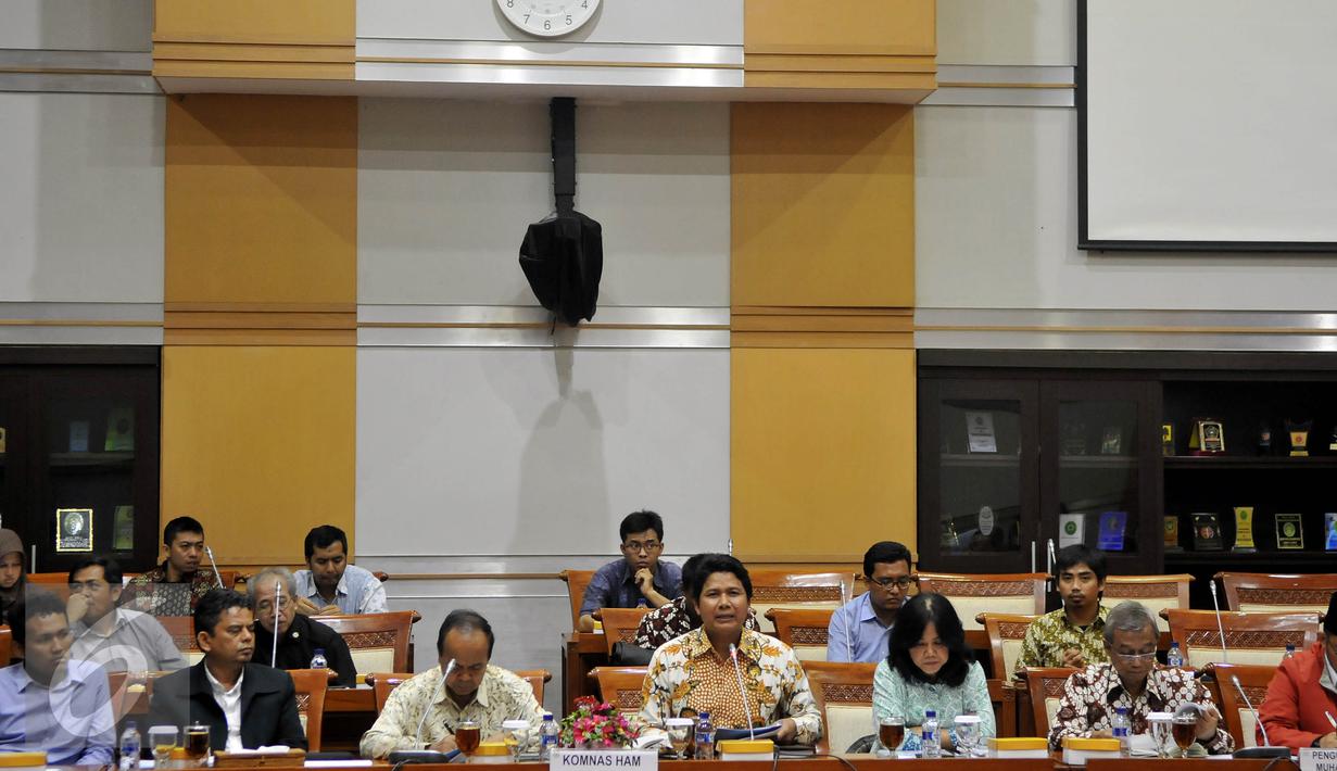 Suasana Komisi III DPR RI RDPU dengan PP Muhammadiyah, Komnas HAM dan Kontras di Kompleks Parlemen, Jakarta, Selasa (12/4). Rapat membahas meninggalnya Siyono karena diduga ada pelanggaran HAM yang dilakukan oleh BIN. (Liputan6.com/Johan Tallo)
