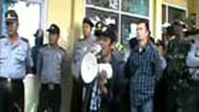 Kades Lingga Jaya Kecamatan Cisitu di Demo Warga