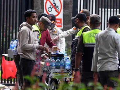 Petugas Satuan Polisi Pamong Praja (Satpol PP) menertibkan pedagang kopi keliling di kawasan Bundaran HI, Jakarta, Jumat (25/8/2023). Petugas Satpol PP bakal terus menertibkan kegiatan yang mengganggu ketertiban umum selama penyelenggaraan KTT ke-43 ASEAN. (merdeka.com/Imam Buhori)