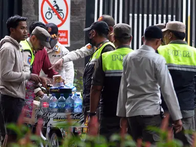 Petugas Satuan Polisi Pamong Praja (Satpol PP) menertibkan pedagang kopi keliling di kawasan Bundaran HI, Jakarta, Jumat (25/8/2023). Petugas Satpol PP bakal terus menertibkan kegiatan yang mengganggu ketertiban umum selama penyelenggaraan KTT ke-43 ASEAN. (merdeka.com/Imam Buhori)