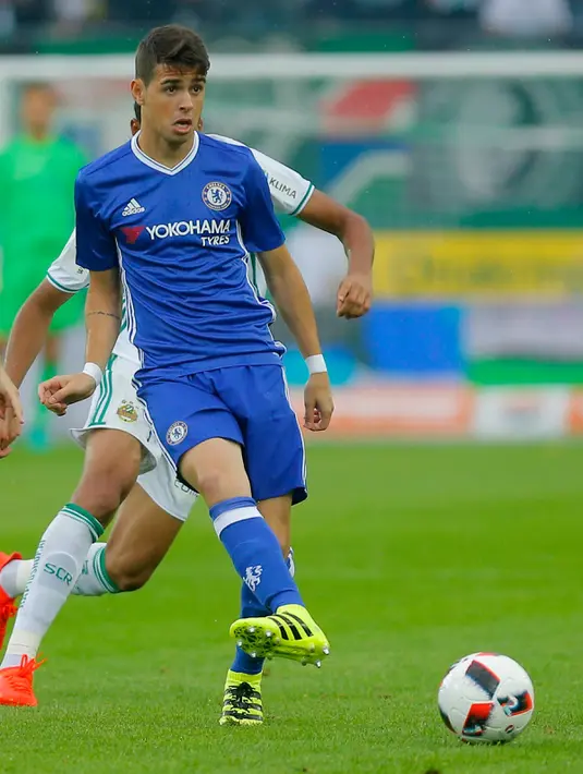 Gelandang Chelsea, Oscar saat mengumpan bola pada  pertandingan melawan  Rapid Wina di Allianz Arena Wina, Austria, (16/7). Chelsea kalah dengan skor 2-0. (Reuters / Heinz - Peter Bader)