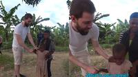 Bule Kulit Putih Disangka Hantu oleh Bocah Asal Uganda Ini Kocak (Sumber: Youtube/Sabbatical)