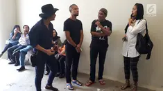 Penyanyi Marcell Siahaan (kedua kiri) serta kerabat dan keluarga almarhum Yockie Suryo Prayogo menunggu di Ruang Jenazah, Rumah Sakit Pondok Indah, Bintaro, Tangsel (5/2). (Liputan6.com/Fery Pradolo)