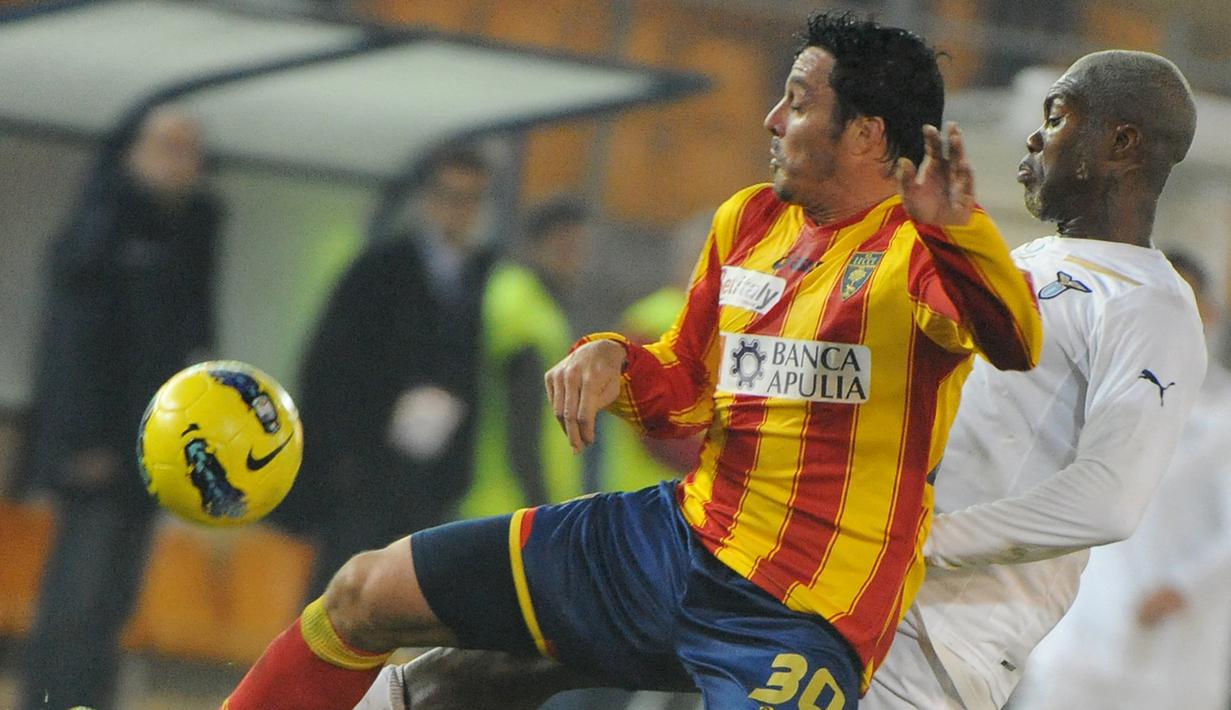 Massimo Oddo. Bek tengah Italia yang kini berusia 45 tahun dan telah pensiun pada Juli 2012 bersama AC Milan ini pernah memperkuat Lecce di Serie A selama satu musim pada 2011/2012 sebelum pensiun. Ia didatangkan dari AC Milan pada awal musim 2011/2012 dengan status pinjaman dan total tampil dalam 27 laga di Serie A dengan torehan 1 gol dan 1 assist. (AFP/Tiziana Fabi)