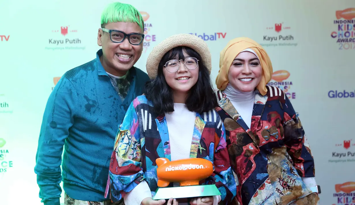 "Terus terang dari pacaran itu Uya romantis luar biasa. Dia bisa bikin mataku ditutup tiba-tiba dia tulis di billboard Cililitan, happy valentine Astridku sayang sama foto gue gede," kenang Astrid, di kawasan TMII, Rabu (17/5). (Nurwahyunan/Bintang.com)