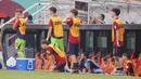 Sejumlah pemain Timnas Spanyol U-17 tampak serius mengamati jalannya laga melawan Jerman U-17 pada babak perempat final Piala Dunia U-17 2023 di Jakarta International Stadium (JIS), Jumat (24/11/2023). (Bola.com/M Iqbal Ichsan)