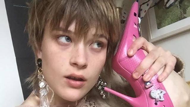 Balenciaga Rancang Stiletto Berbahan Karet  Mirip Crocs  
