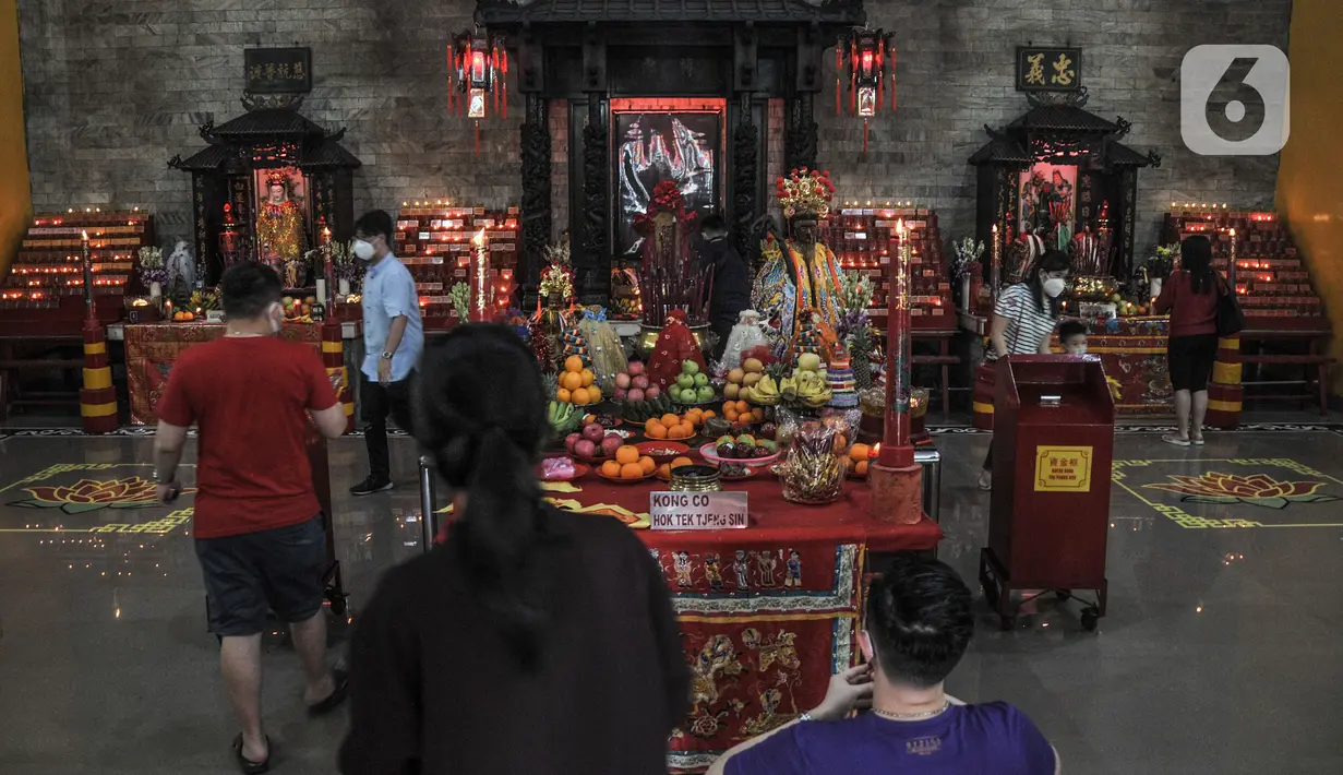Warga keturunan Tionghoa saat melakukan sembahyang Tahun Baru Imlek 2573 Kongzili di Vihara Amurva Bhumi, Jakarta, Selasa (1/2/2022). Pengurus membatasi 50 persen pengunjung dari kapasitas normal dalam kegiatan sembahyang Imlek guna mencegah penularan Covid-19. (merdeka.com/Iqbal S Nugroho)