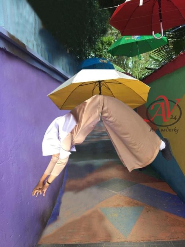 Minta Edit Foto Pegang Payung, Hasilnya Malah Absurd Banget