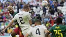 Saat injury time babak pertama, Serbia berhasil menyamakan skor 1-1 lewat gol Strahinja Pavlovic. Ia berhasil menjebol gawang Kamerun melalui sundulan kepala memanfaatkan umpan lambung Dusan Tadic. (AP/Francisco Seco)