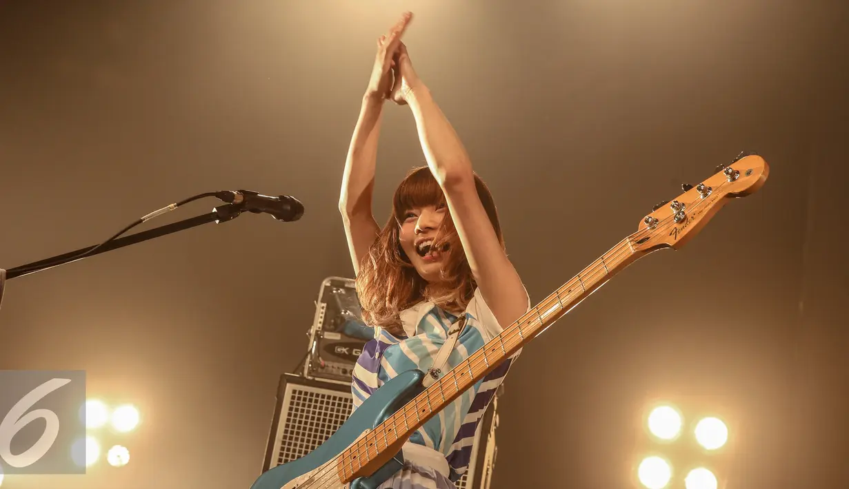 Grup band asal Jepang Silent Siren beraksi dalam konser yang di gelar di Annex Building, Jakarta, Sabtu (19/9/2015). Silent Siren terdiri dari 4 cewek cantik itu berhasil menghibur penggemarnya di Jakarta. (Liputan6.com/Faizal Fanani)