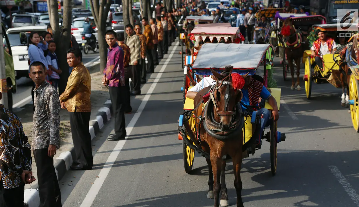 Sejumlah pengemudi andong mengikuti geladi resik kirab ngunduh mantu Kahiyang-Bobby di Medan, Rabu (22/11). Dalam kirab ngunduh mantu Kahiyang-Bobby, setidaknya akan melibatkan 15 andong. (Liputan6.com/Johan Tallo)