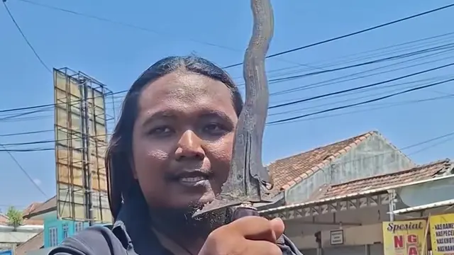  Bawa Keris Saat Demo di Pati, Muhammad Burhanuddin yang Viral Duduki Kursi Pimpinan DPRD Diamankan Polisi