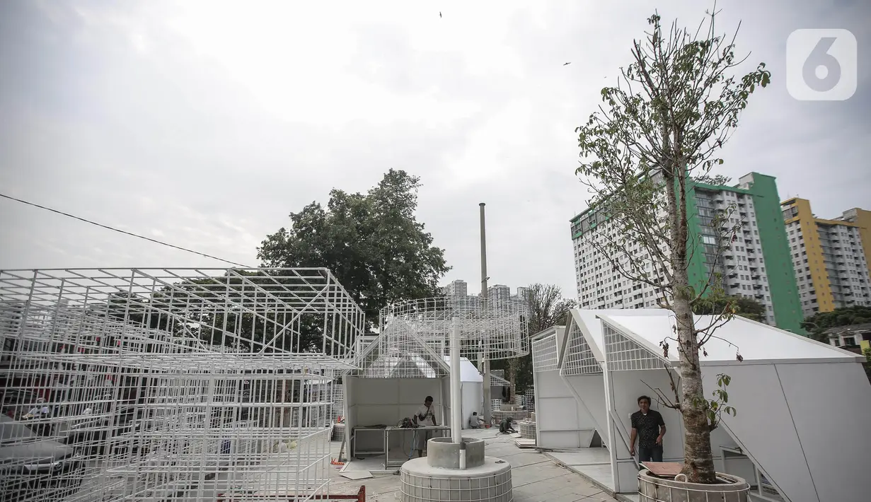 Pekerja melakukan proses pembangunan pusat usaha kuliner di Jalan Matraman Dalam tepatnya dekat Masjid Matraman, Kelurahan Pegangsaan, Kecamatan Menteng, Rabu (14/9/2022). Fasilitas yang ada di wisata kuliner adalah kios-kios untuk pedagang, ada ruang komunal, ruang makan bersama yang membuat penikmat kuliner bisa bertemu, taman serta fasilitas lainnya. (Liputan6.com/Faizal Fanani)