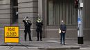 Polisi berpatroli di jalan-jalan di Melbourne, Australia, Kamis (30/9/2021). Melbourne bergulat dengan lonjakan infeksi Covid-19 di mana sebanyak 1.438 kasus dilaporkan, jumlah harian terbesar sejak awal pandemi. (William WEST / AFP)