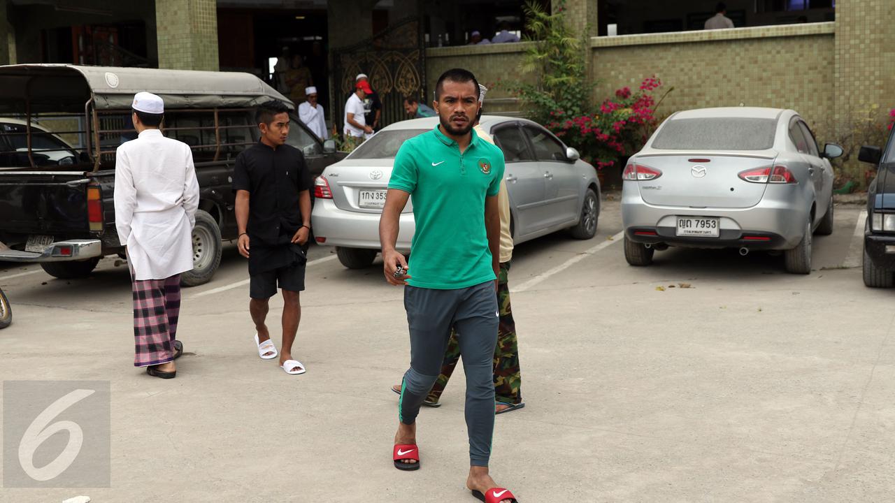 20161216-Timnas-Indonesia-Salat-Jumat-HEL
