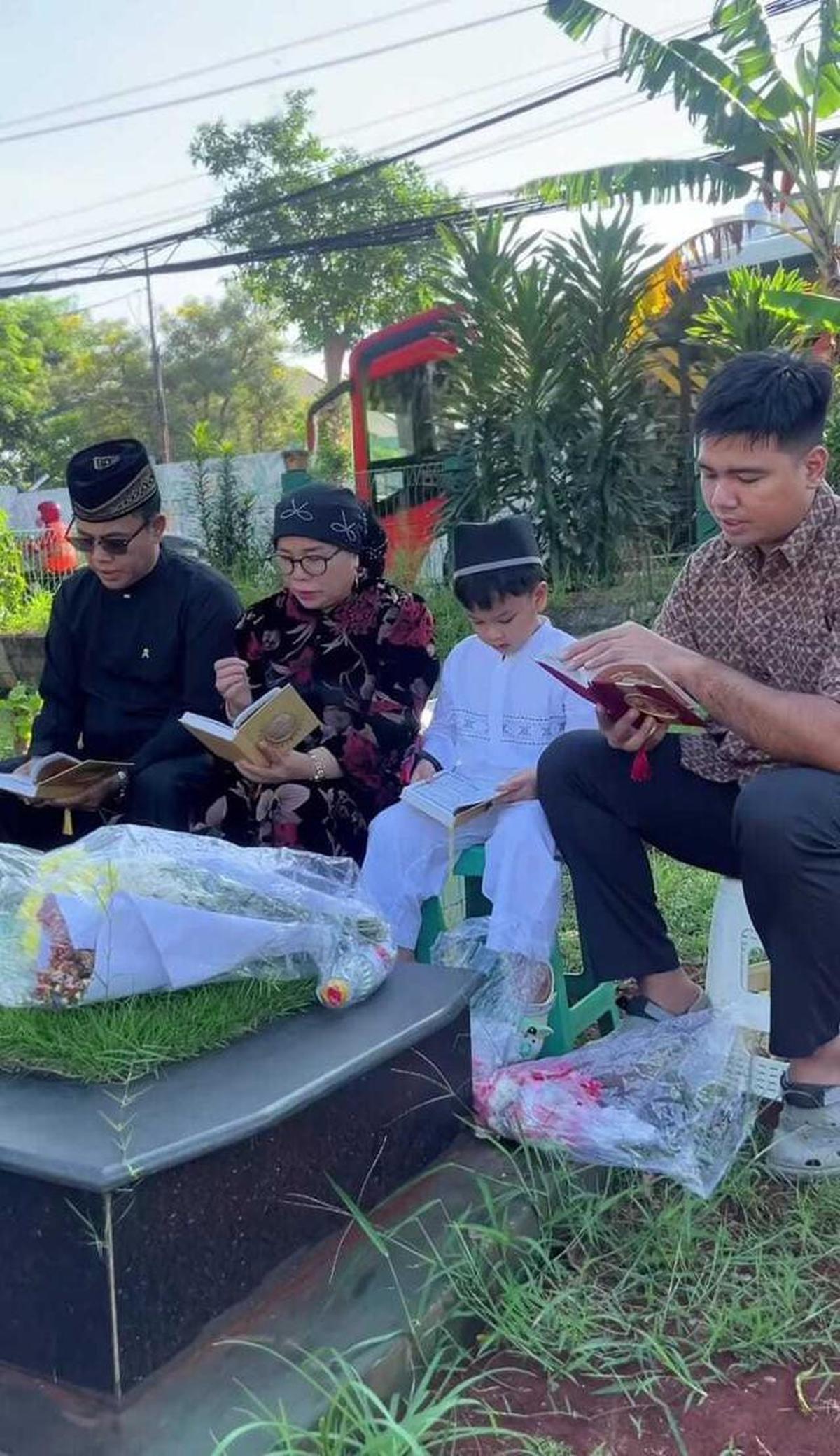 Momen Gala Sky Ziarah ke Makam Orang Tua, Mengenang 4 Tahun Kepergian Vanessa dan Bibi