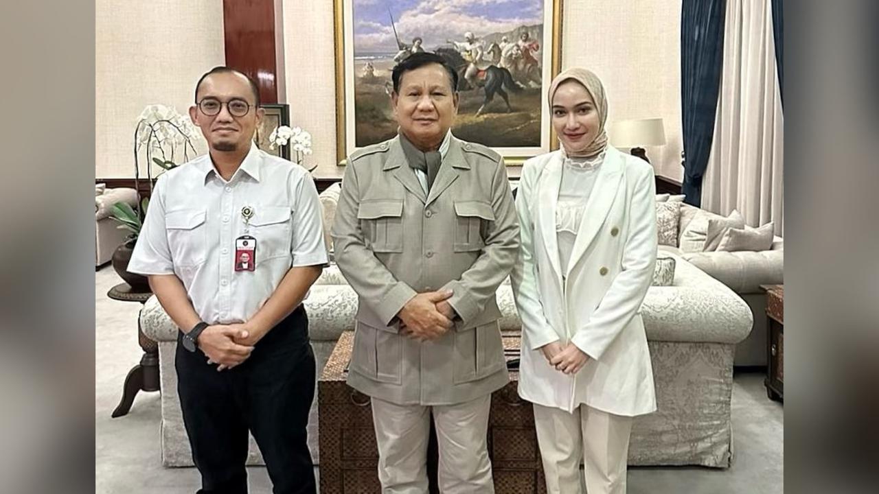 Potret Dahnil Anzar dan Muna Soraya Putri menemui Menteri Pertahanan RI, Prabowo Subianto sebelum menikah. (Sumber: Instagram @dahnil_anzar_simanjuntak & @dok.nay)