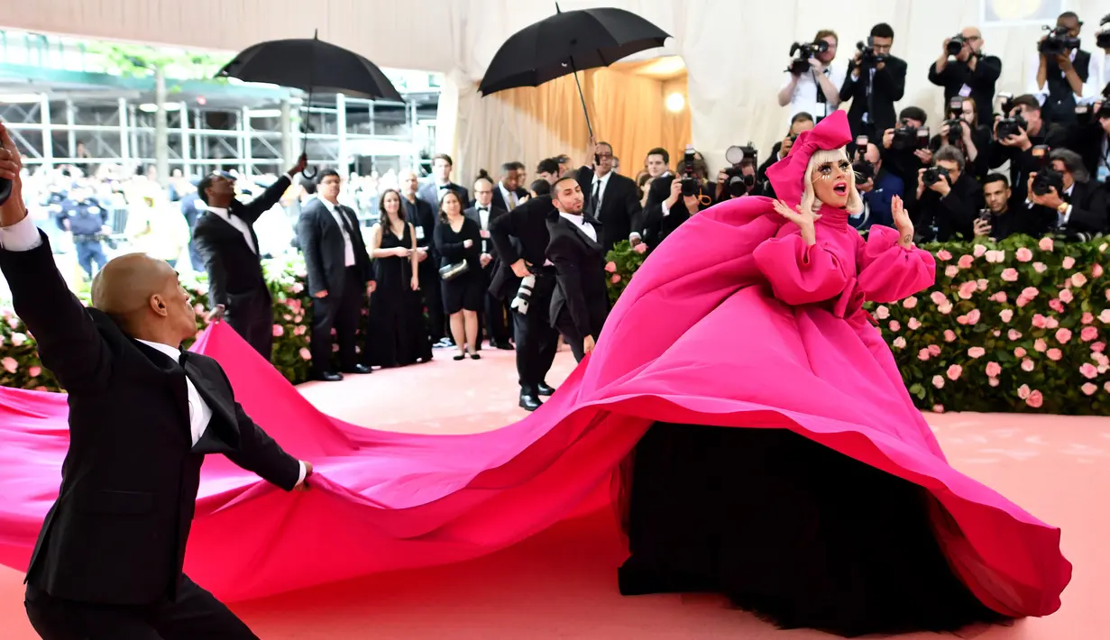 Lady Gaga saat menghadiri Met Gala 2019 yang digelar di The Metropolitan Museum of Art, New York, Amerika Serikat, Sanin (6/5/2019). Pelantun Poker Face tersebut sukses mencuri perhatian dengan penampilannya yang heboh. (Photo by Charles Sykes/Invision/AP)