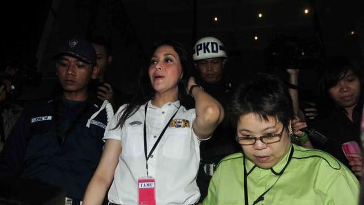 Terlihat cantik, Maia Estianty jenguk Angie di KPK