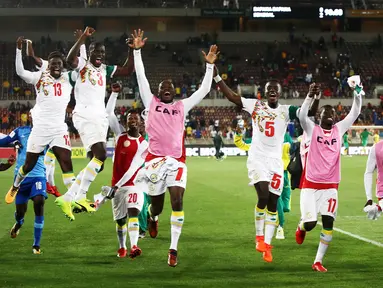 Para pemain Senegal melakukan selebrasi usai memastikan lolos ke Piala Dunia 2018 setelah mengalahkan Afrika Selatan di Stadion The Peter Mokaba, Jumat (10/11/2017). Senegal menang 2-0 atas Afrika Selatan. (AFP/Phill Magakoe)