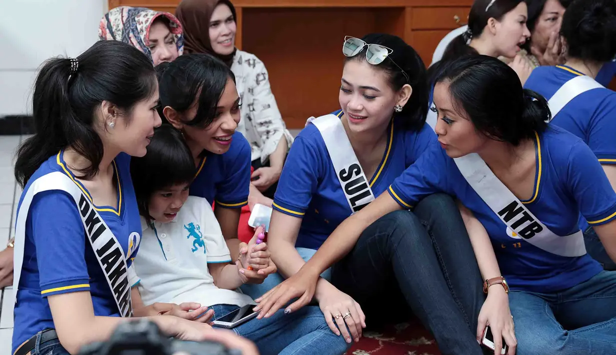 Potret keceriaan anak-anak maupun balita yang tinggal di yayasan tersebut begitu terlihat. Bermain bersama dengan calon Puteri Indonesia. Motivasi juga diberikan demi menggapai masa depannya. (Deki Prayoga/Bintang.com)