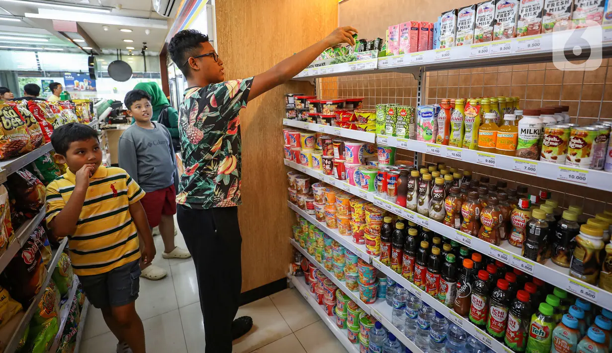 Badan Pusat Statistik (BPS) DKI Jakarta mencatat bahwa makanan dan minuman serta tembakau menjadi penyumbang inflasi terbesar pada Desember 2024 dari 11 kelompok pengeluaran, yakni sebesar 0,26 persen. (Liputan6.com/Angga Yuniar)