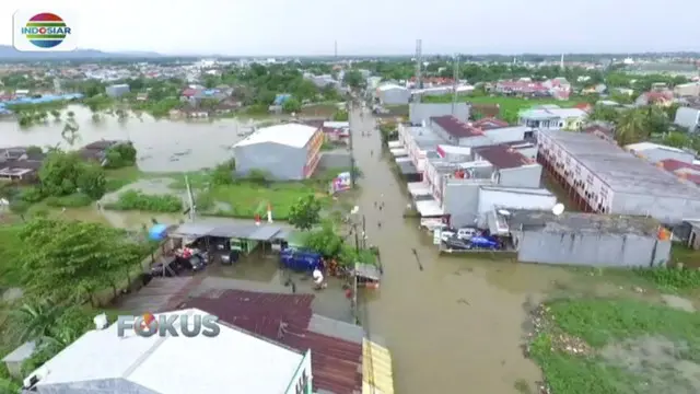 Meski banjir Gowa, Sulawesi Selatan mulai surut, distribusi logistik terganggu lantaran akses jalan warga terputus.