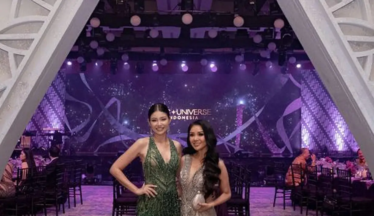 Gaun emerald bertabur swarovski ini menampilkan kekayaan alam dan hutan di Indonesia [dok. istimewa]