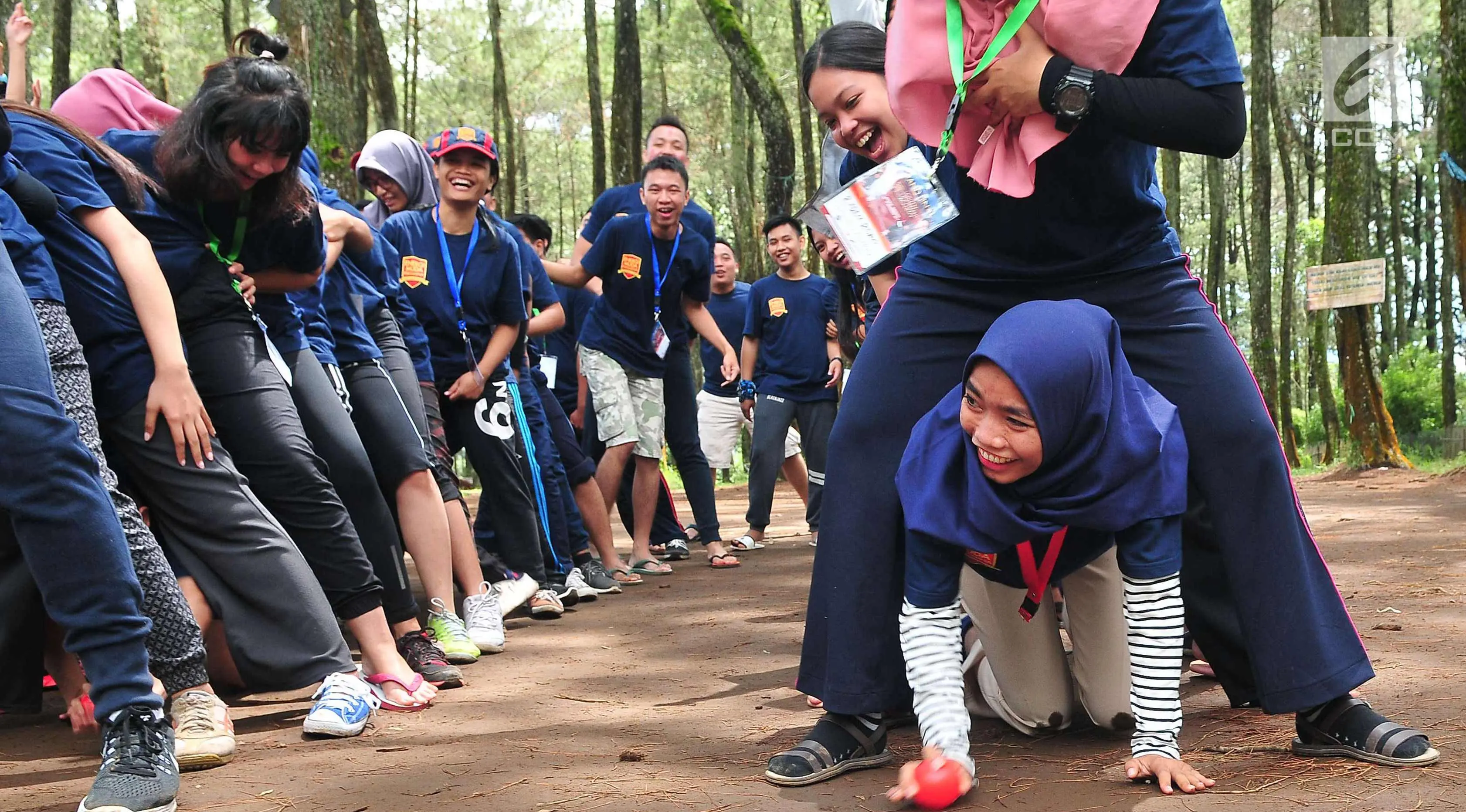 Sejumlah peserta mengikuti game di Jambore Citizen Journalist Academy Energi Muda Pertamina di Cikole, Bandung (16/11). Jelang Awarding, para finalis menjalani beberapa rangkaian acara. (Liputan6.com/Helmi Afandi)