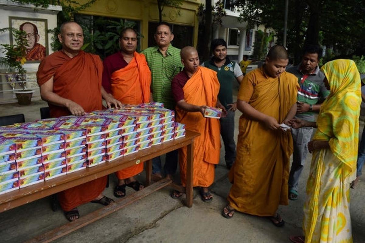Momen langka, biksu di Bangladesh bagi-bagi takjil ke muslim