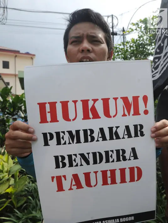 Massa Aliansi Umat Islam Pembela Tauhid Bogor dan Forum Muslim Bogor membawa poster saat berunjuk rasa di halaman Polresta Bogor, Jawa Barat, Selasa (23/10). Massa menuntut polisi menghukum pembakar bendera tauhid di Garut. (Merdeka.com/Arie Basuki)