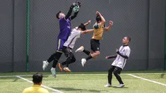 Kiper tim Golden Boutique (kiri) berusaha menangkap bola saat melawan tim Artotel pada turnamen Asatu Hoteliers Cup 2023 yang berlangsung di Asatu Area, Menteng, Jakarta, Minggu (29/10/2023). (Bola.com/Bagaskara Lazuardi)
