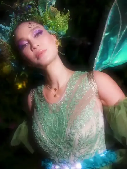 Untuk bagian wajah, Luna Maya memperrcayakan MUA terkenal Bubah Alfian. [instagram/lunamaya]